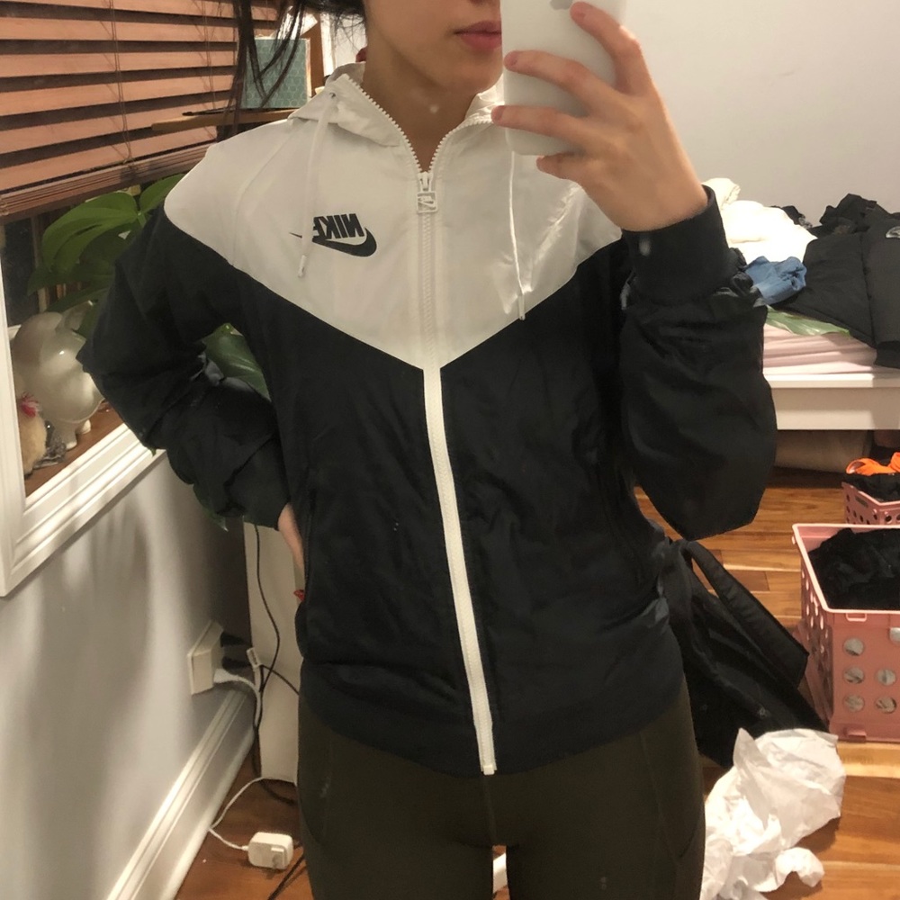 Women’s XS NIKE WINDRUNNER JACKET - BLACK/WHITE
